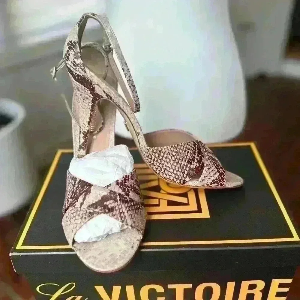 Pour La Victoire Kalinda Taupe Shadow Snake Sanders  -NIB - Size 9.5M